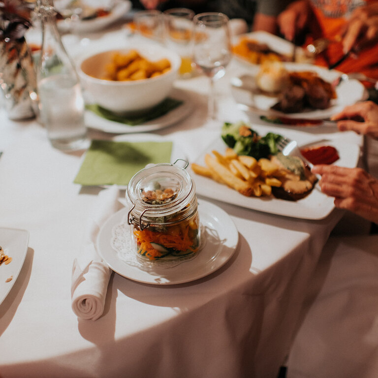 Wir begrüßen Sie in unserem Restaurant.